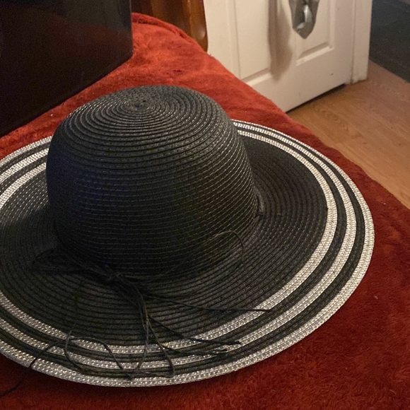 Wide brim black and gold hat  beautiful - Picture 7 of 8